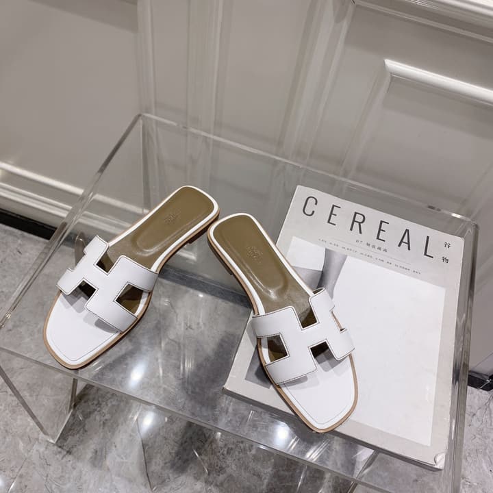 Hermès Oasis H Flat Sandals in Taupe Strap