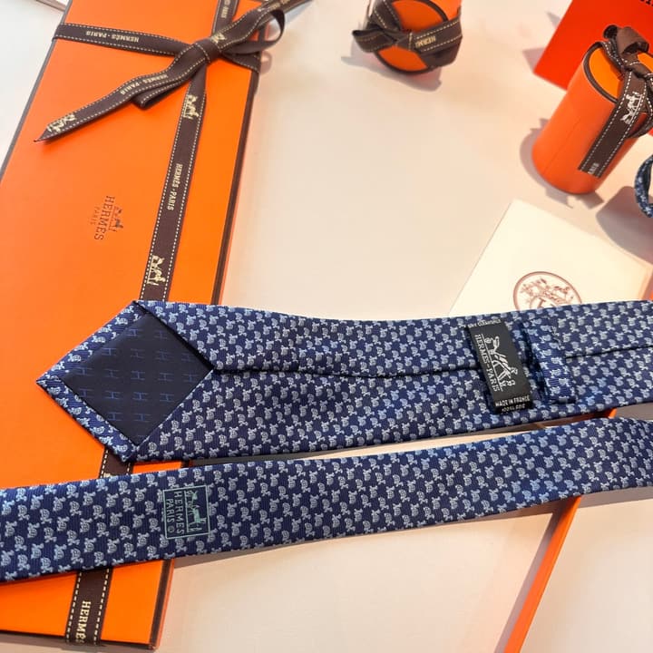 Hermès Animal Series Men's Silk Tie in Blue With Pink Pattern