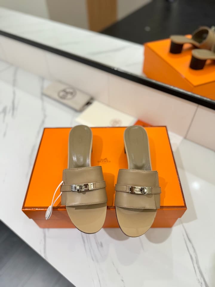 Hermès Classic Smooth Cowhide Heeled Sandals in Beige