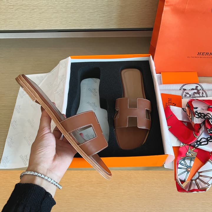 Hermès Handmade Leather Sandals – 2023 Spring Collection in Navy Blue Leather