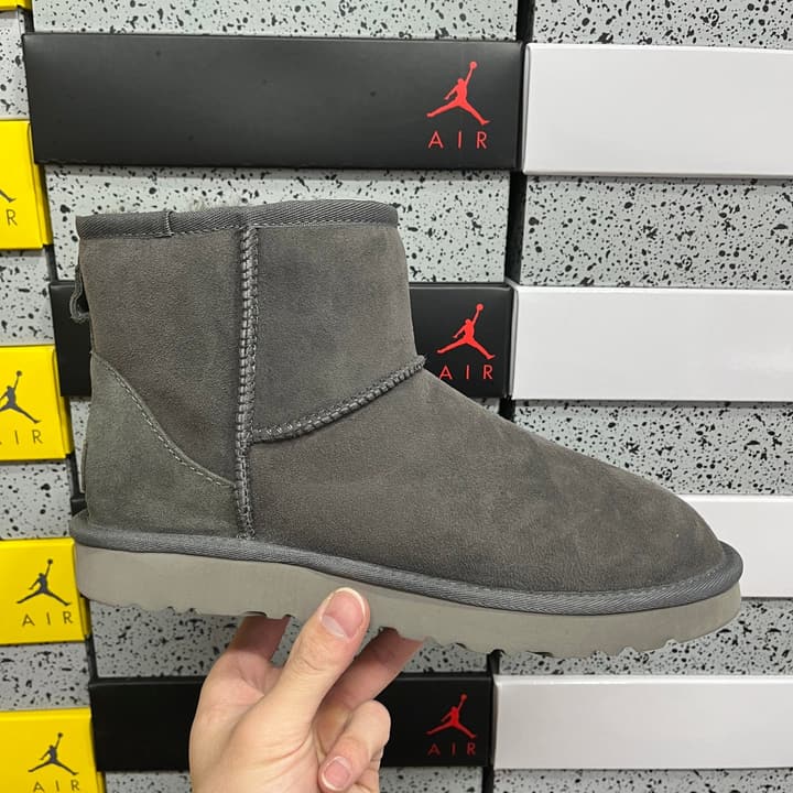 UGG Thick-Soled Low-Cut Fur-Lined Snow Boots in All Black Mini