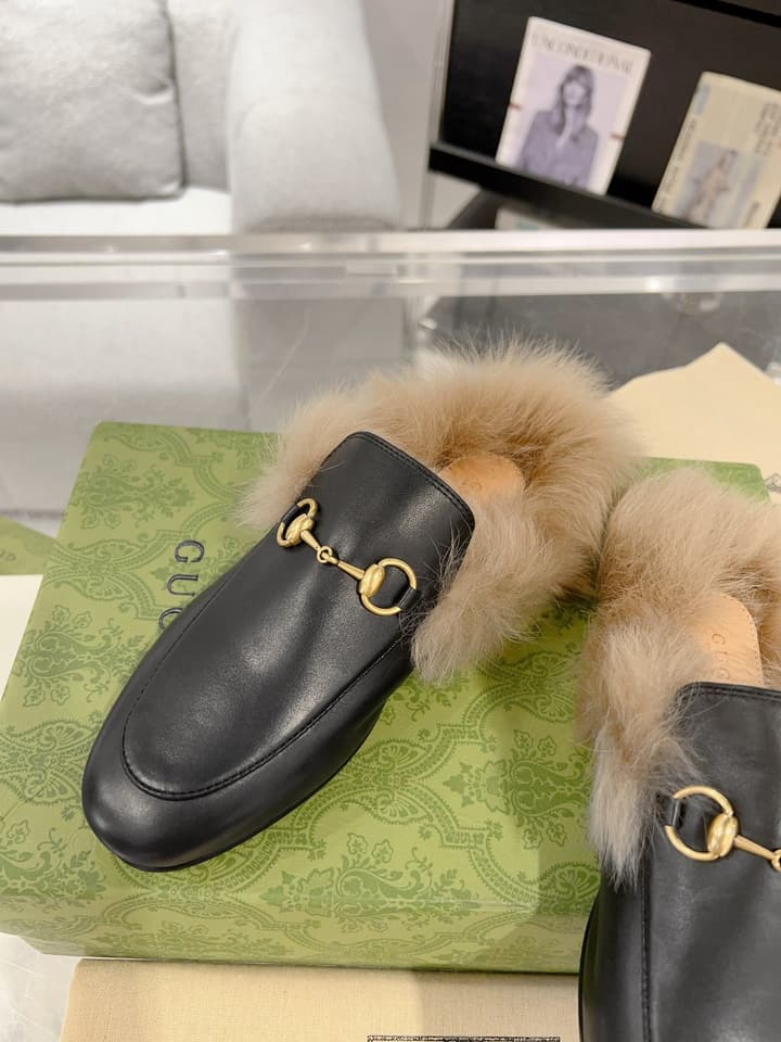 Gucci Toscana Wool Loafers – Autumn/Winter Must-Have in Black Leather With Tan Fur