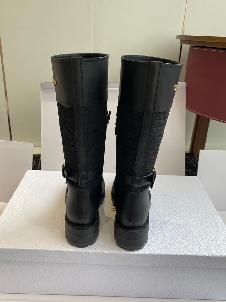 Dior CD D-Major Embroidered Graffiti Knee-High Boots – 2025FW