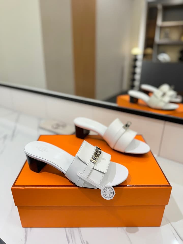 Hermès Classic Smooth Cowhide Heeled Sandals in Beige