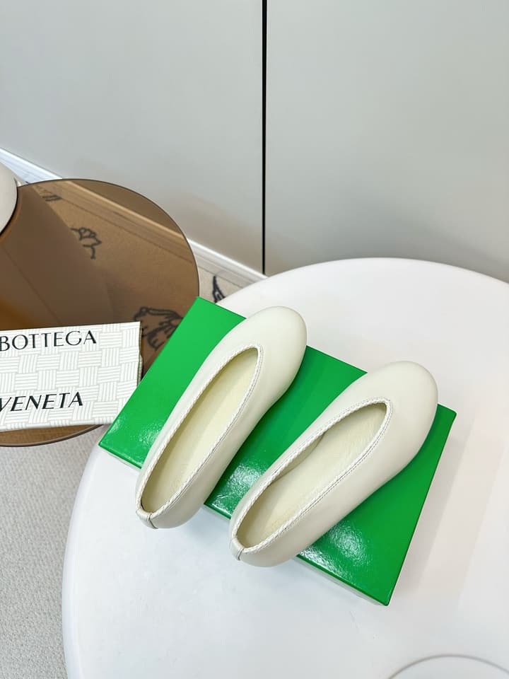 Bottega Veneta Woven Flats – 2025 Collection in Black