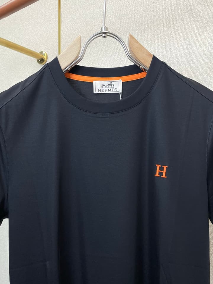Hermès Men's Casual Short-Sleeve T-Shirt in Black Abstract Crew Neck
