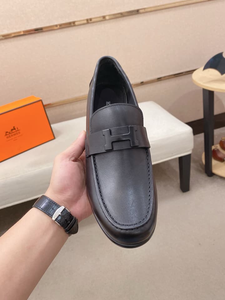 Hermès Business Casual Leather Loafers in Black Leather