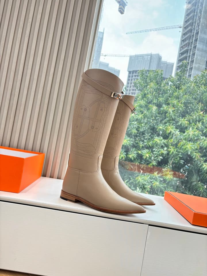 Hermès Classic Knee-High Boots – 2025 Autumn/Winter Collection in Two-tone Tan And Cream