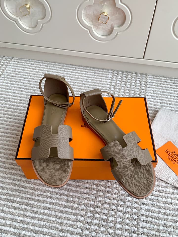 Hermès Santorini Classic H Flat Sandals in Taupe