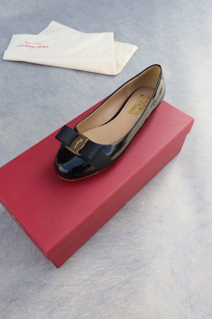 Ferragamo Classic Patent Leather Flats in Black Patent Vara Flats