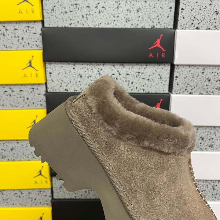 UGG Platform Low-Cut Snow Boots in Black Suede Slip-on