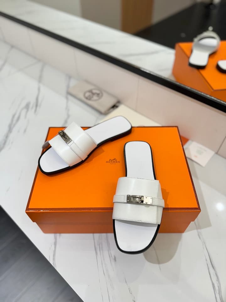 Hermès Classic Timeless Leather Sandals in Black