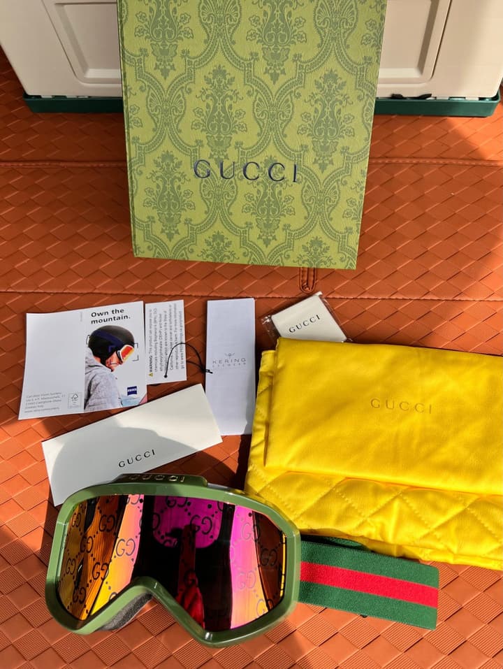 Gucci Luxury Ski Goggles in Black Frame Gucci Stripe