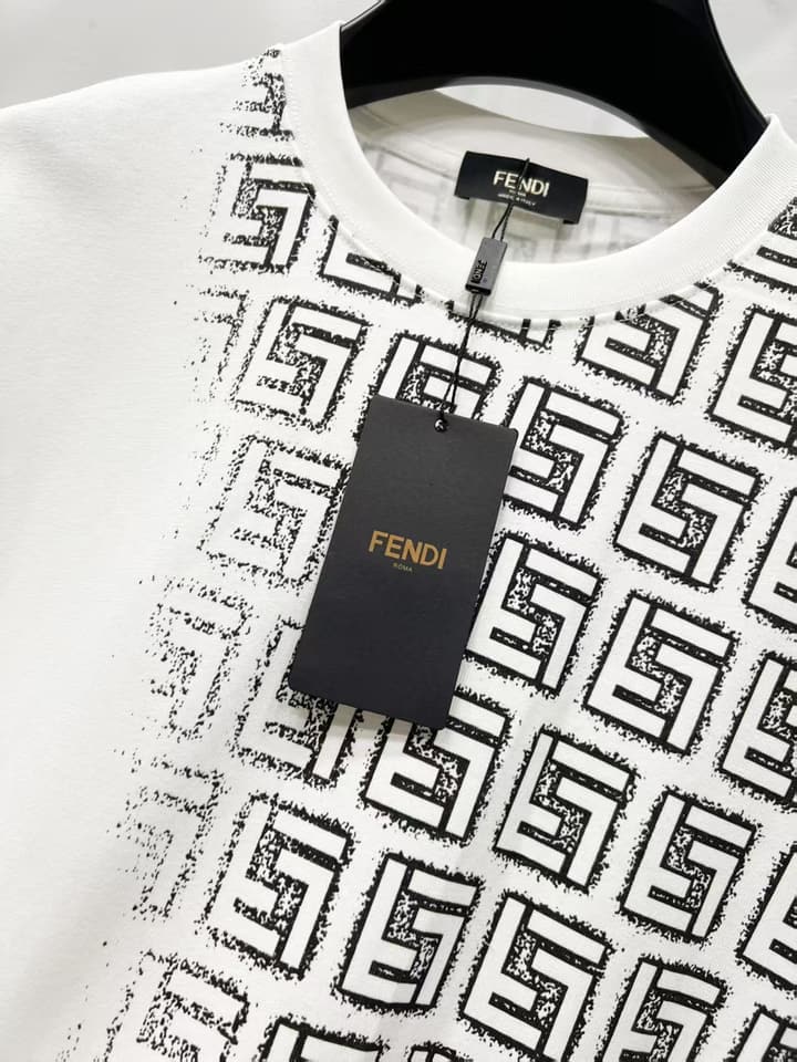 Fendi Gradient Logo Round Neck T-Shirt – 2025SS Collection in Black