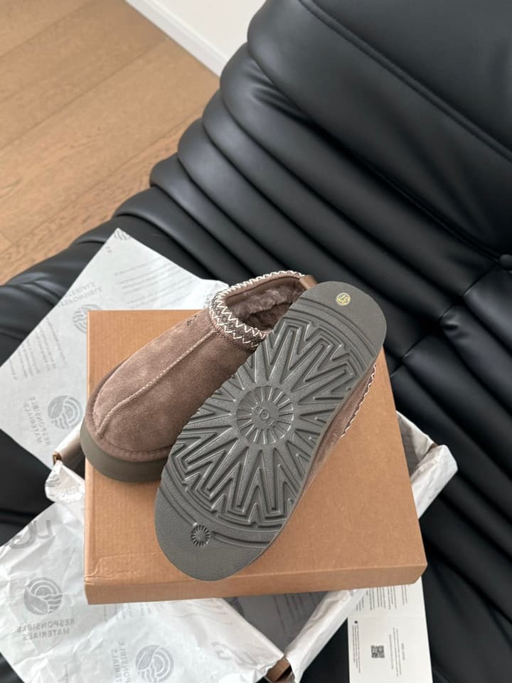 UGG Sheepskin Snow Boots – Autumn/Winter Essential in Dark Grey Suede