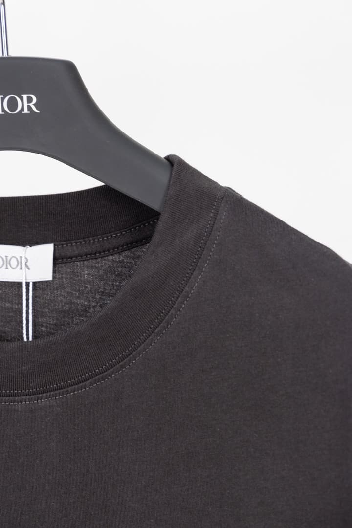 Dior Ribbon Logo Short-Sleeved T-Shirt – 2026 Spring Collection in Dark Grey
