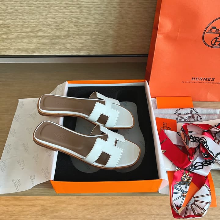 Hermès Handmade Leather Sandals – 2023 Spring Collection in Navy Blue Leather
