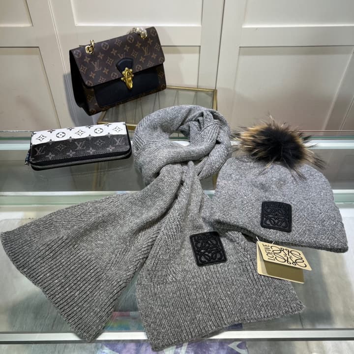 Loewe Classic Hat and Scarf Set in Cream Plain