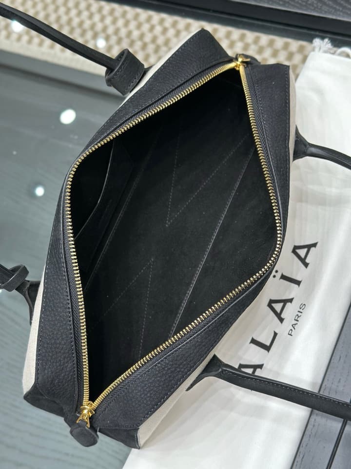 Alaïa Le Teckel Dachshund Bag in Cream And Black