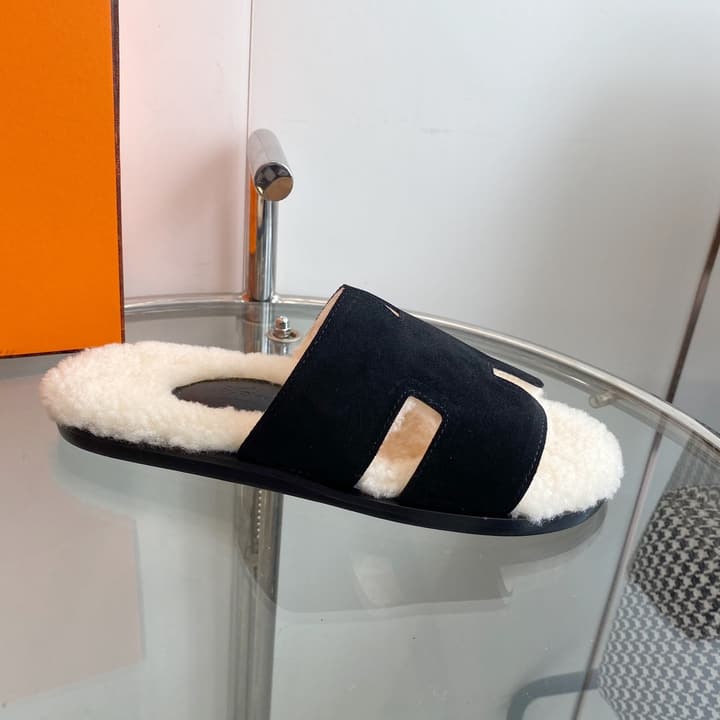 Hermès Izmir Classic H Wool Slippers in Black