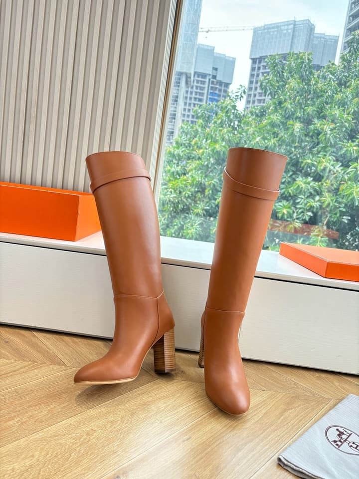 Hermès Classic Knee-High Boots – 2025FW in Assorted Buckle Riding Boots Display