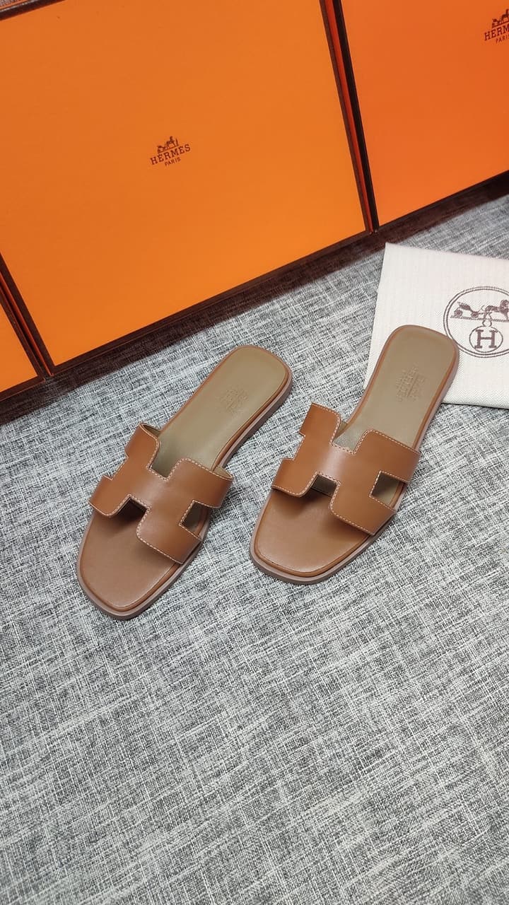 Hermès Premium Leather Flat Slides – 2024 Collection in Black