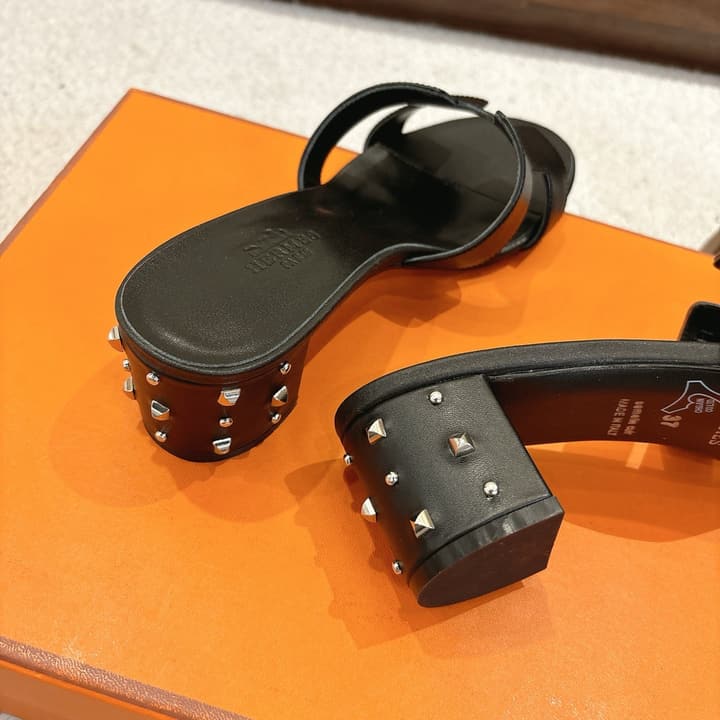 Hermès Oasis H-Slippers Sandals – New Colorway in Black Leather
