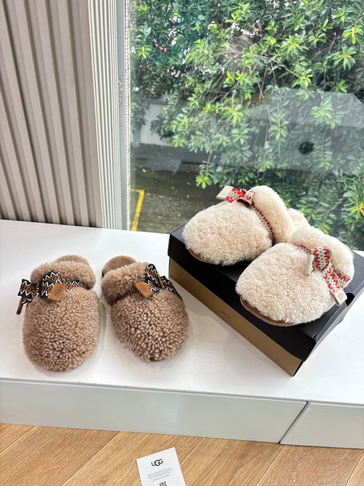 UGG Autumn/Winter Wool Slippers in Creamy White