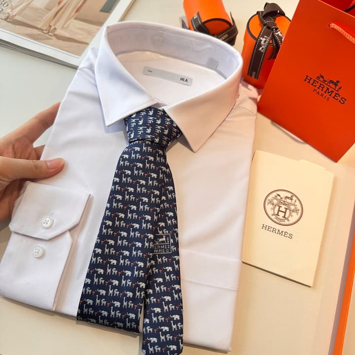 Hermès Animal Series Men's Silk Tie in Blue With Pink Pattern