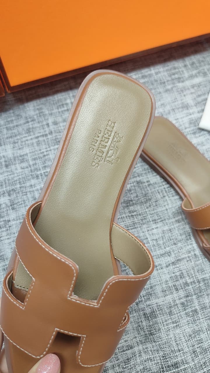 Hermès Premium Leather Flat Slides – 2024 Collection in Black