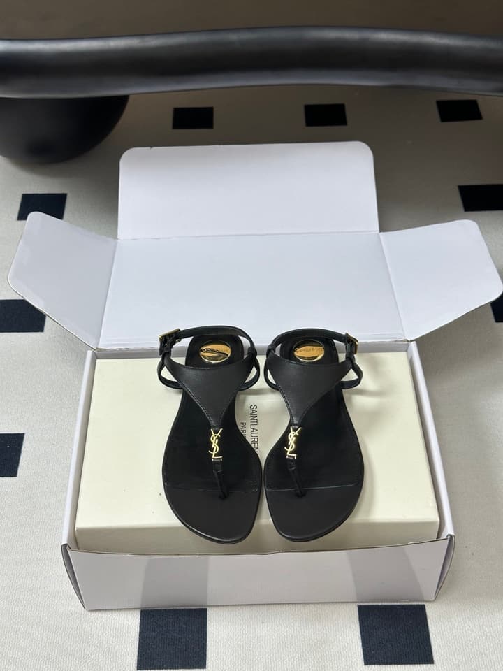 Saint Laurent Classic YSL Logo Flat Sandals – Spring/Summer Collection – 26S in Black