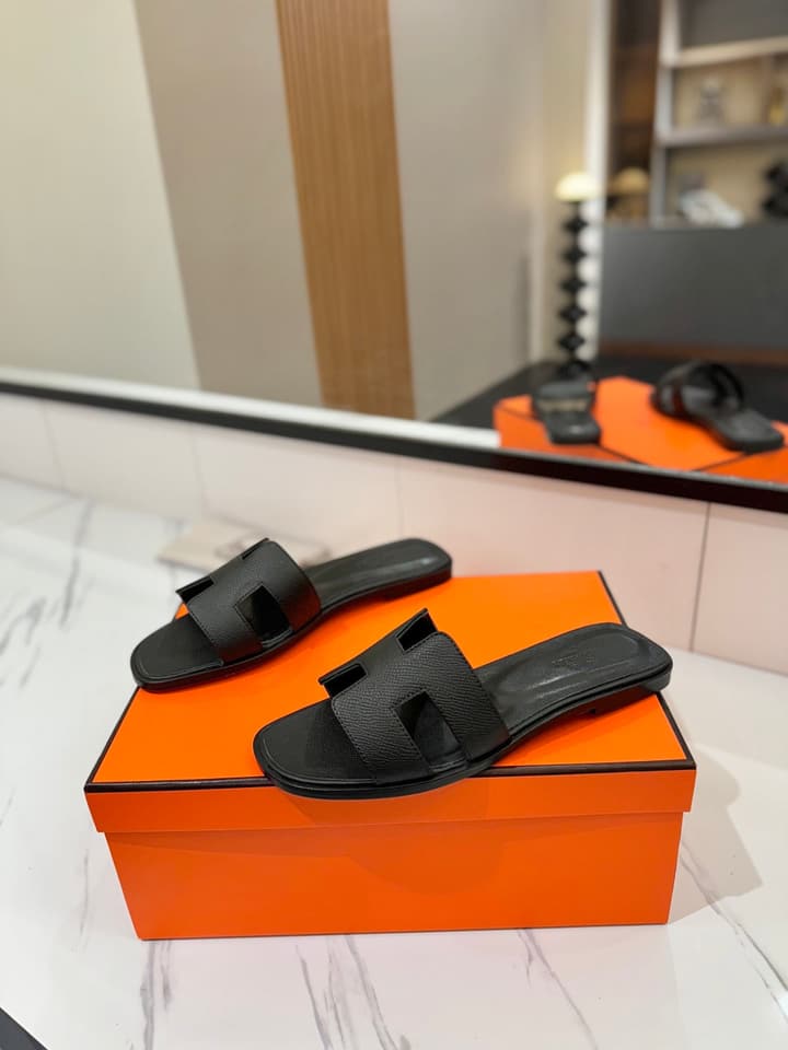 Hermès Classic H Palm Grain Leather Sandals in Black