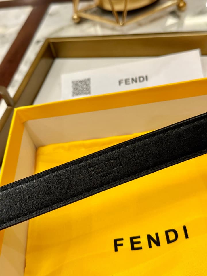 Fendi Classic Leather Belt – 2.5cm in Black Leather With Antique Gold Buckle
