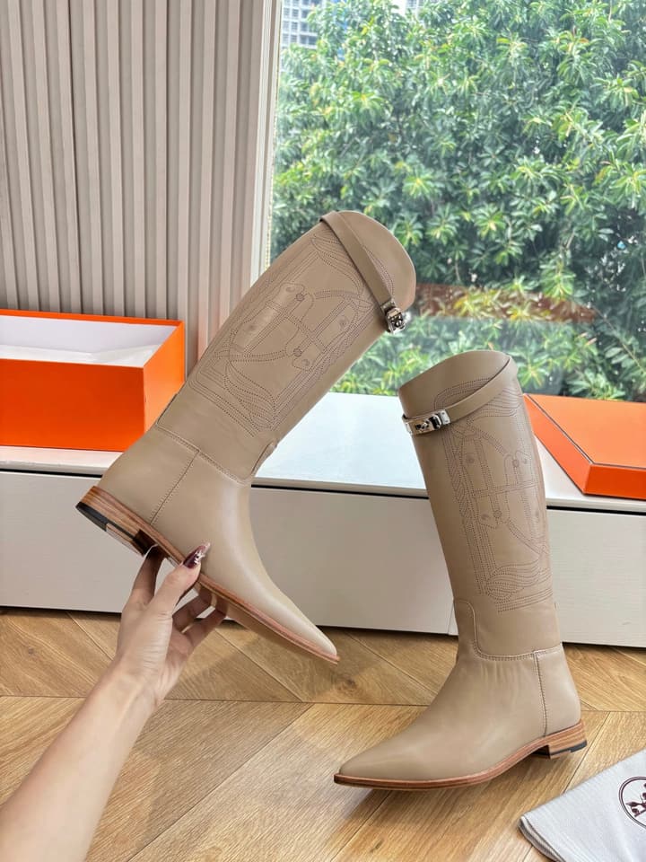 Hermès Classic Knee-High Boots – 2025 Autumn/Winter Collection in Two-tone Tan And Cream