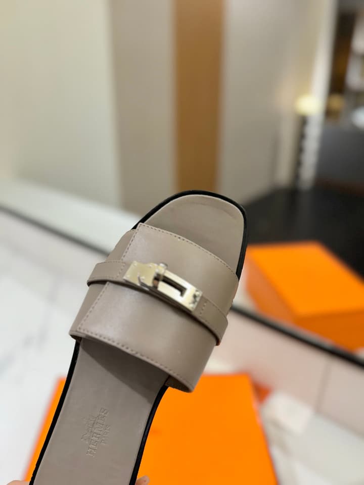 Hermès Classic Timeless Leather Sandals in Black