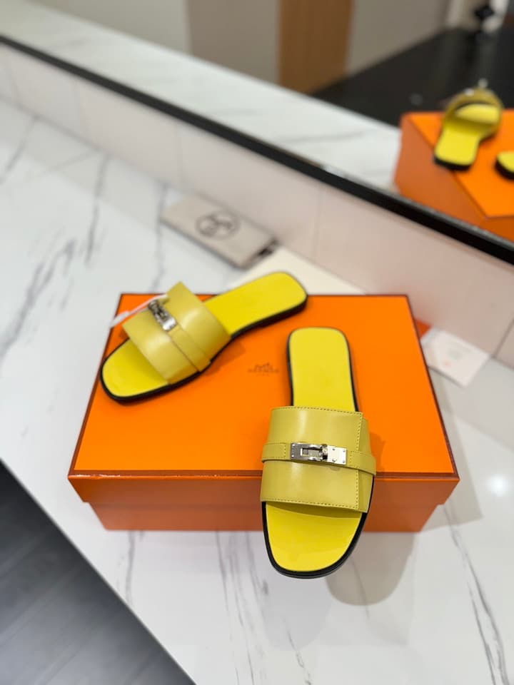 Hermès Classic Timeless Leather Sandals in Black