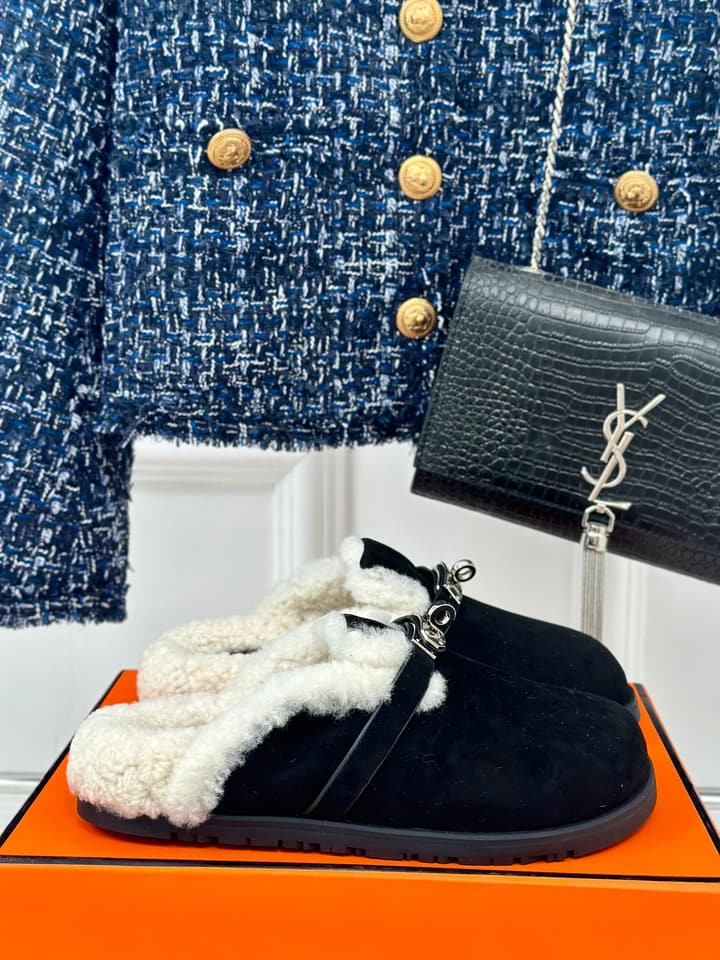 Hermès Kelly Buckle Furry Slippers – Autumn/Winter Collection in Black Suede With White Fur