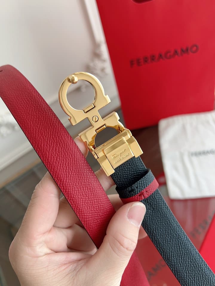 Ferragamo Women's Reversible Leather Belt in Black With Silver Buckle