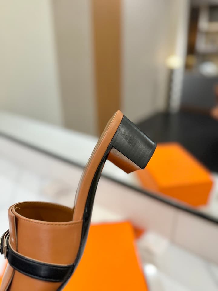 Hermès Classic Smooth Cowhide Heeled Sandals in Beige