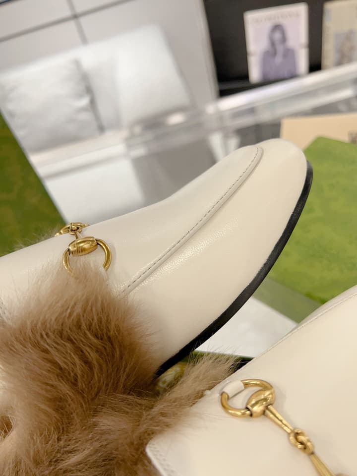 Gucci Toscana Wool Loafers – Autumn/Winter Must-Have in Black Leather With Tan Fur
