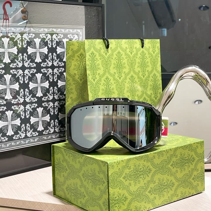 Gucci Ski Goggles in Black Frame, Silver Lens