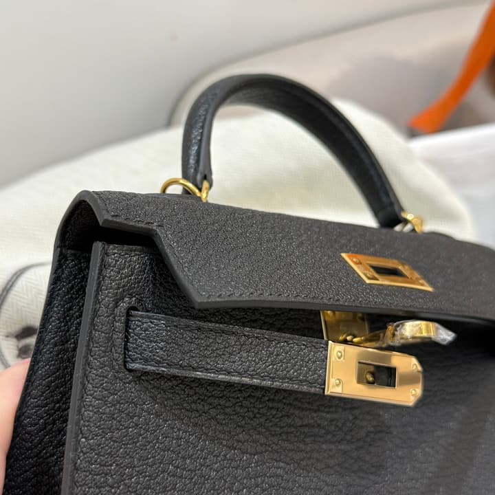 Hermès Mini Kelly 19 Bag in Black With Gold Hardware