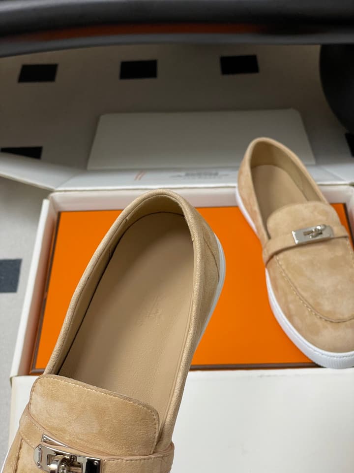 Hermès Mind Suede Kelly Buckle Loafers – 26S Spring/Summer Collection in Beige Suede