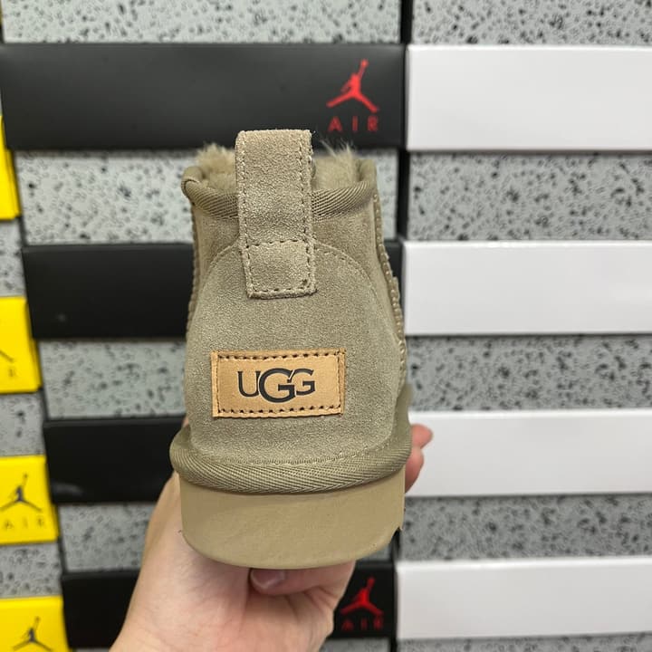 UGG Thick-Soled Low-Cut Fur-Lined Snow Boots in All Black Mini