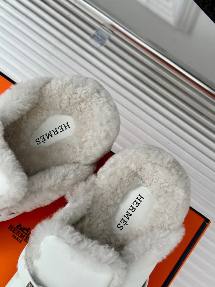 Hermès Kelly Buckle Furry Slippers – Autumn/Winter Collection in Black Suede With White Fur