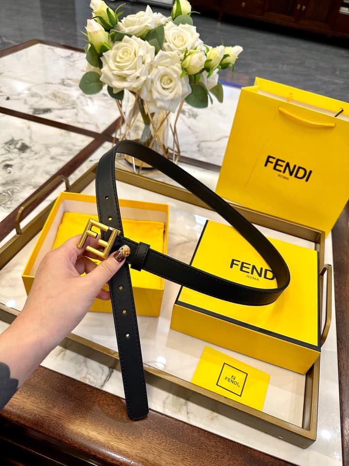 Fendi Classic Leather Belt – 2.5cm in Black Leather With Antique Gold Buckle