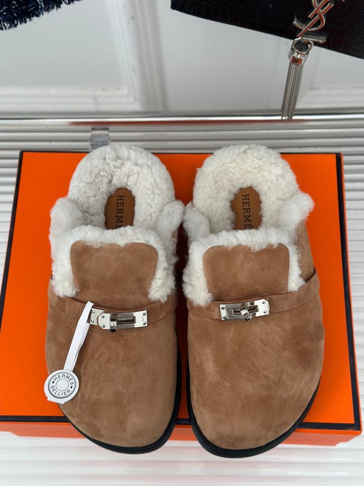 Hermès Kelly Buckle Furry Slippers – Autumn/Winter Collection in Black Suede With White Fur