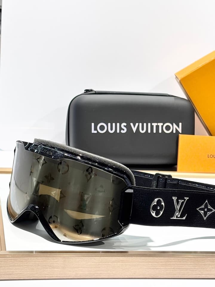 Louis Vuitton Ski Goggles – 2026 Collection in Black Frame Dark Lens