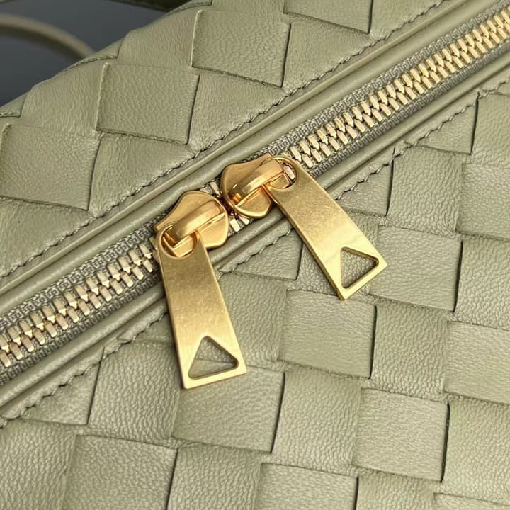 Bottega Veneta Intrecciato Vanity Case in Cream