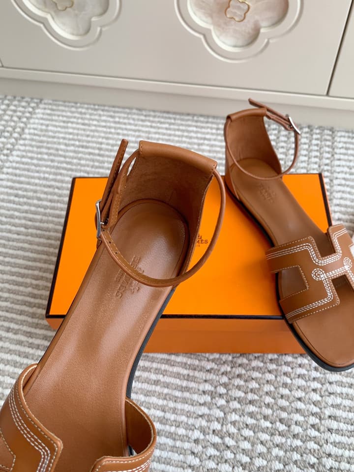 Hermès Santorini Classic H Flat Sandals in Taupe